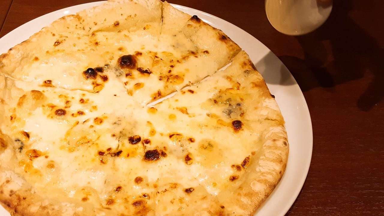 ミアボッカ麻生店の4種チーズピザ